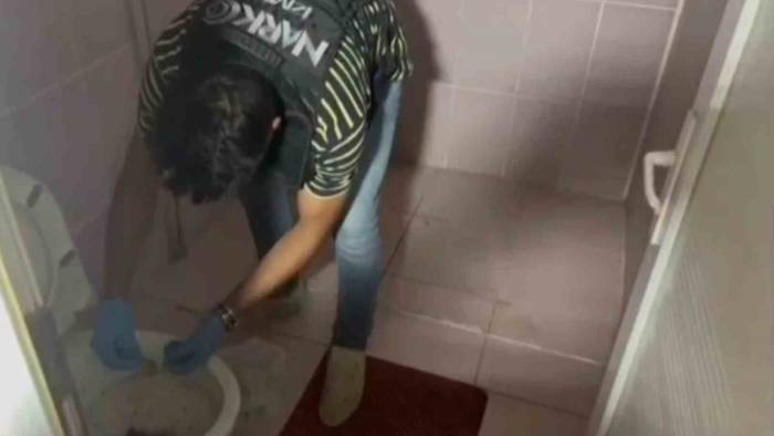 Uyuşturucuları Klozete Atıp Saklamaya Çalıştılar