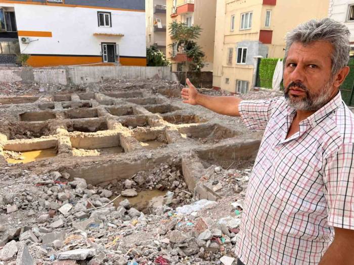 Hasarlı Binanın Demirlerinin Alınıp Enkazın Bırakıldığı İddiası