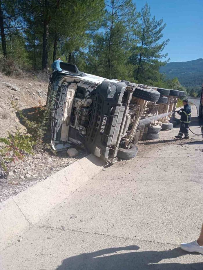 Devrilen Hafriyat Kamyonunun Sürücüsü Yaralandı