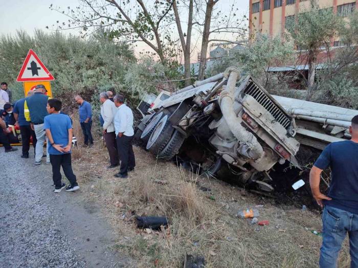 Beton Mikseri Traktör İle Çarpıştı: 3 Yaralı