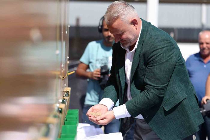 Başkan Pehlivan’dan Çiftçilere Buğday Eleme Makinesi