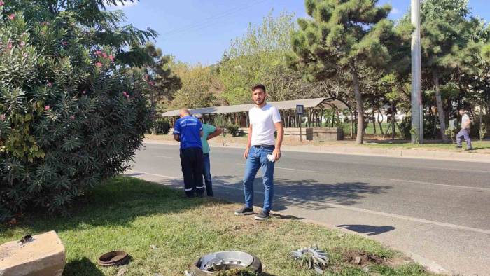 Takla Atıp Hurdaya Dönen Araçtan Hafif Sıyrıklarla Kurtuldu