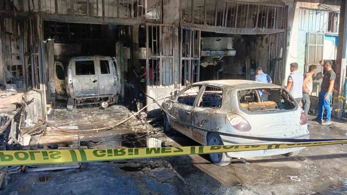Oto Tamirhanesinde Çıkan Yangın 3 Araç Ve 3 Dükkanı Kül Etti