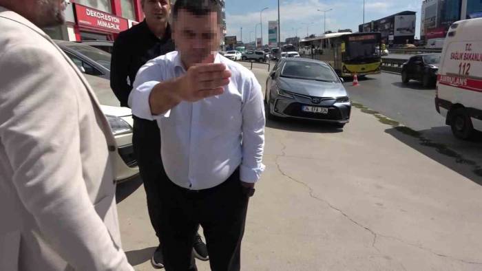 Pendik’te Kaza Sonrası Banka Görevlisinden Basına Mensuplarına Müdahale