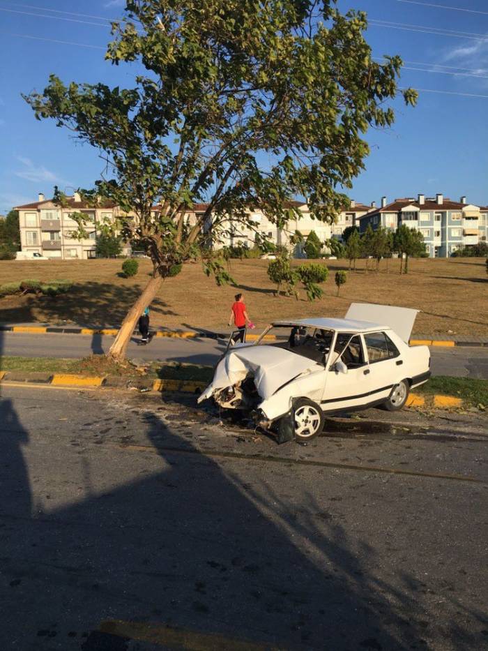Servis Aracına Çarpan Otomobilin Sürücüsü Hayatını Kaybetti
