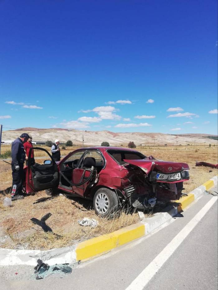 Sivas’ta Otomobiller Kavşakta Çarpıştı: 4 Yaralı