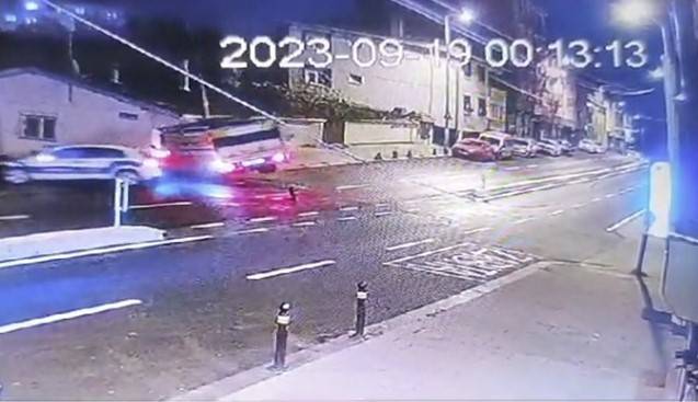 Sultanbeyli’de Polis Memurunun Yaralandığı Kazanın Güvenlik Kamera Görüntüsü Ortaya Çıktı