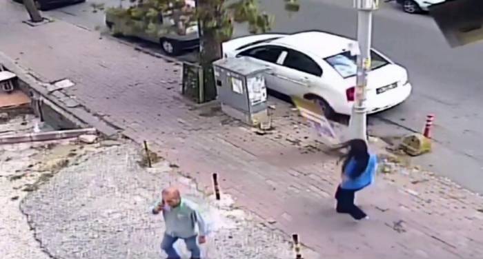 Sultangazi’de Bir Adımla Kurtuluş Kamerada: Kilolarca Ağırlıktaki Cam Üzerine Devriliyordu