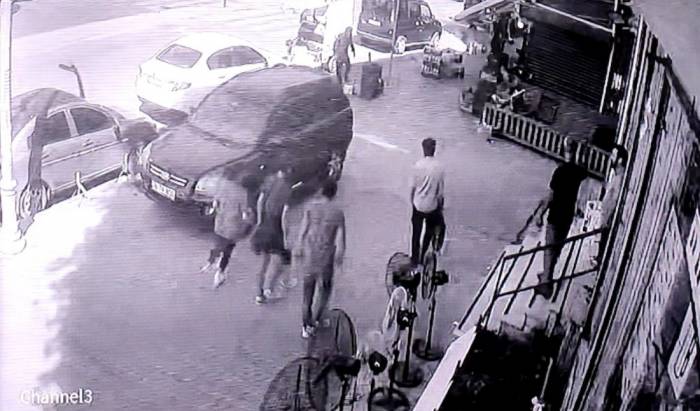 Sultangazi’de Market Çalışanları Hırsızı Peşinden Koşup Yakaladılar: O Anlar Kamerada