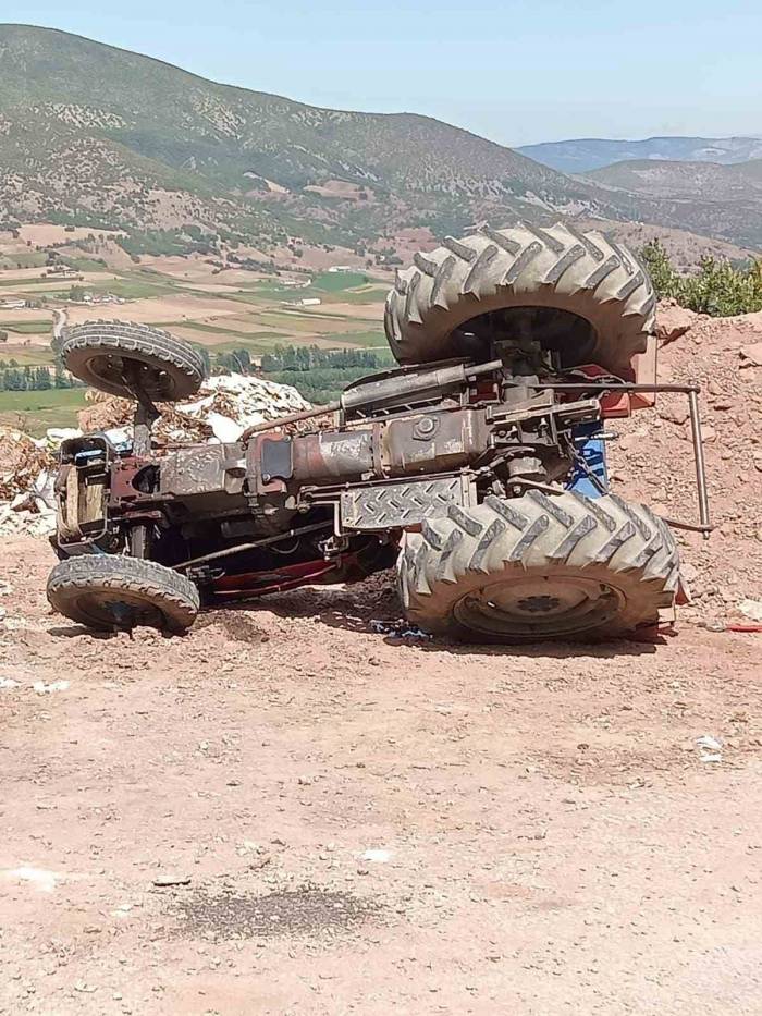 Virajı Alamayan Traktör Devrildi: 1 Ölü, 2 Yaralı