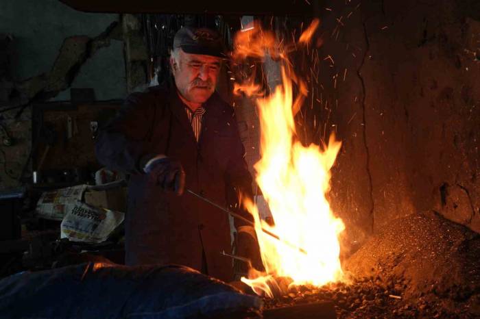 Yarım Asırdır Demir Dövüyor