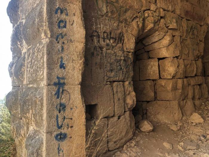 7 Asırlık Tarihi Kale Duvarlarını Spreylerle Boyadılar