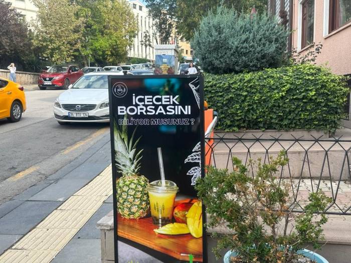 Bu Kafede Fiyatları Gelen Müşteriler Belirliyor