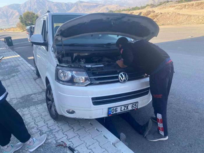Aracın Motoruna Sıkışan Yavru Kediyi İtfaiye Kurtardı