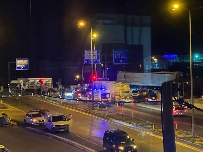 Bandırma’da Işık İhlali Kazaya Neden Oldu: 2 Tır Çarpıştı