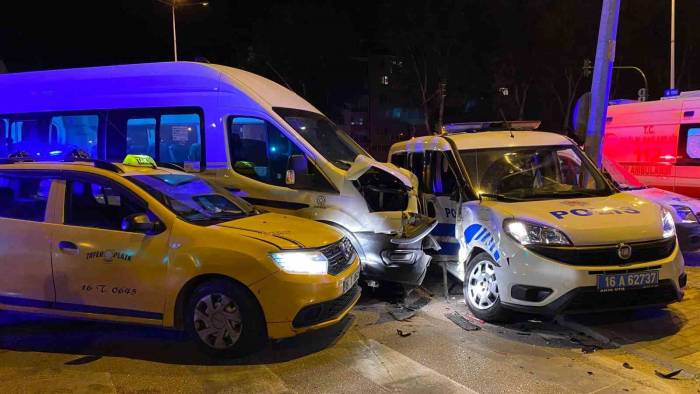 3 Araç Çarpıştı, 3’ü Polis 6 Kişi Yaralandı