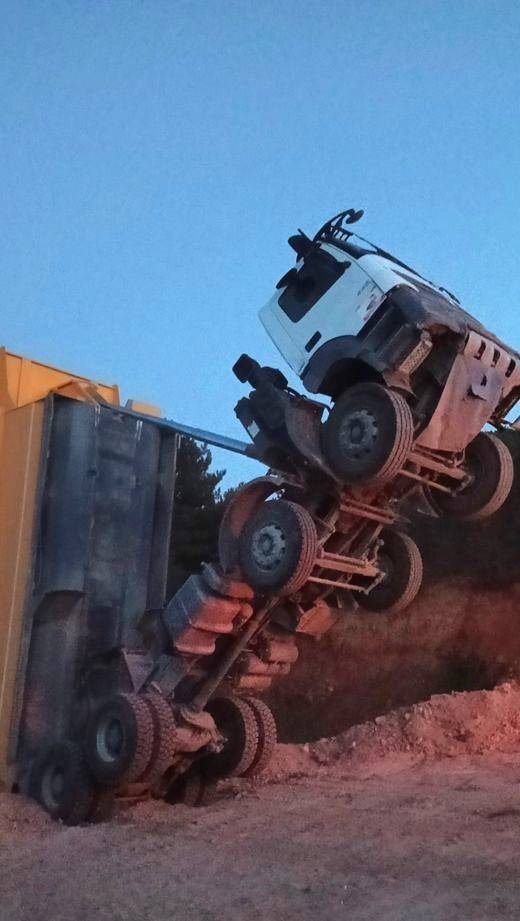 Damperli Kamyon Şaha Kalktı, Mahsur Kalan Sürücüyü İtfaiye Ekipleri Kurtardı