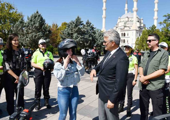 İçişleri Bakanlığının Projesi Motosiklet Sürücülerine Tanıtıldı, Kask Ve Yelek Hediye Edildi