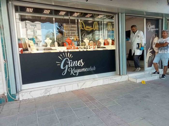 İzmir’de Güpegündüz Silahlı Kuyumcu Soygunu Kamerada