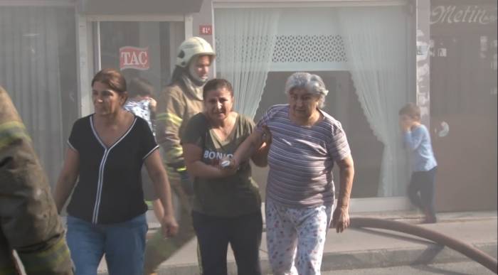 Kağıthane’de Yangını Söndürmeye Çalışan İtfaiyecilere Bahçe Hortumuyla Destek