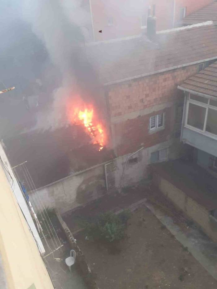 Kağıthane’de Gecekondu Alevlere Teslim Oldu