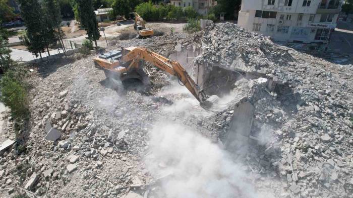 Adana’da Ağır Hasarlı Binaların Yıkımı Sürüyor