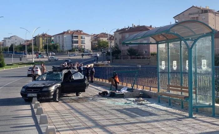 Karaman’da Faciadan Dönüldü: Otomobil, Otobüs Durağına Çarparak Takla Attı