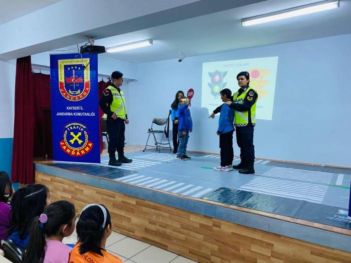 Jandarma’dan 428 Öğrenciye Trafik Eğitimi