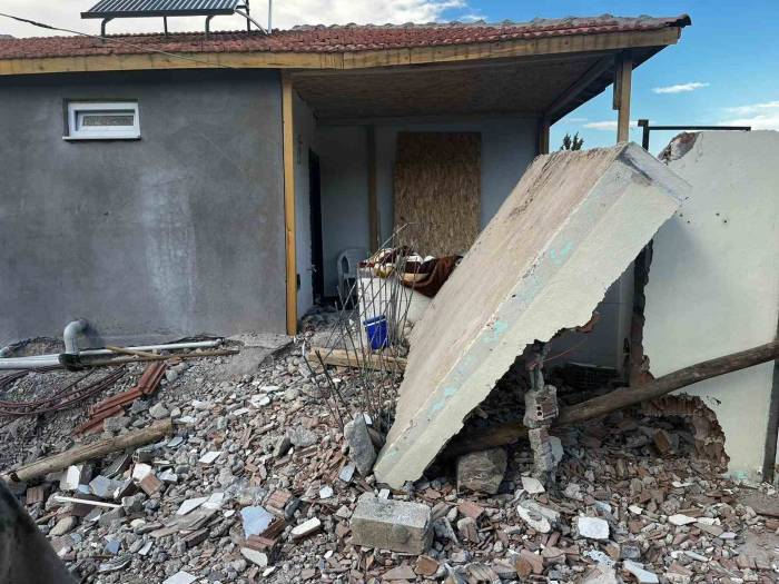 Malatya’da Ağır Hasarlı Binanın Duvarı Çöktü: 1 Ölü