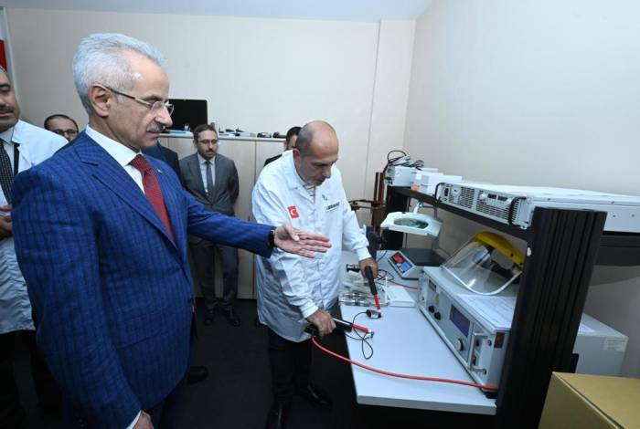 Bakan Uraloğlu Cep Telefonu Test Merkezi’ni İnceledi