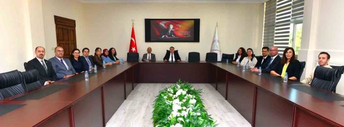 Rektör Özölçer’den Scofola’23 Organizasyon Komitesi Üyelerine Plaket Takdim Etti