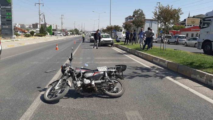Otomobil Motosikletle Çarpıştı