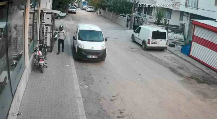 Kasklı Hırsız Motosikleti Çaldı