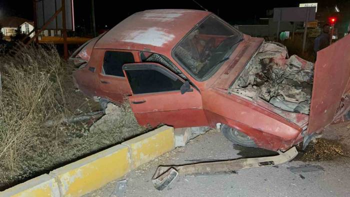 Hurdaya Dönen Otomobilin Sürücü Kazayı Hafif Sıyrıklarla Atlattı