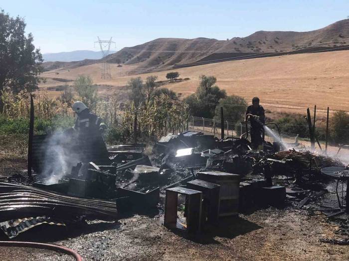 Amasya’da Depo Yangını: 20 Boş Arı Kovanı Kül Oldu