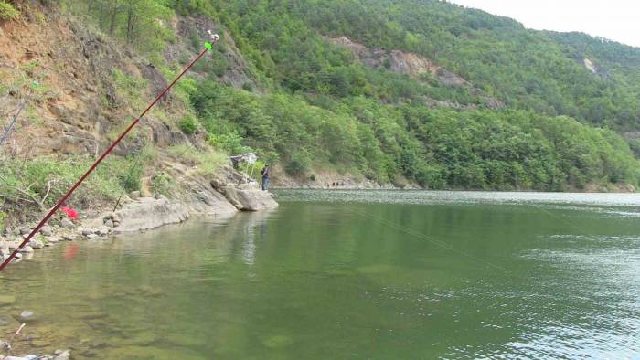 Baraj Gölünde Balık Kafesleri Yırtıldı, Oltasını Alan Koştu