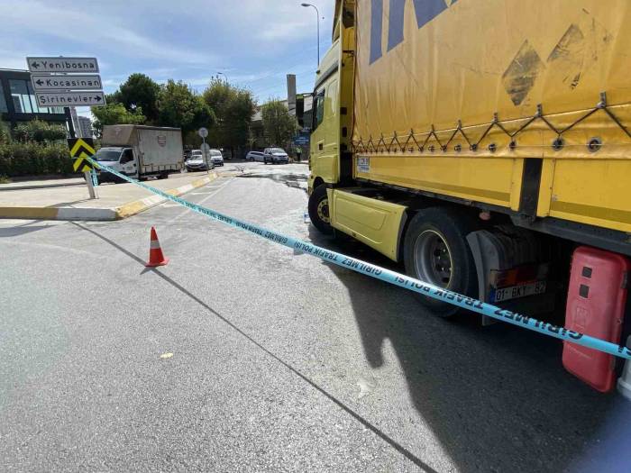 Bahçelievler’de Mazot Dökülen Yol Ulaşıma Kapandı