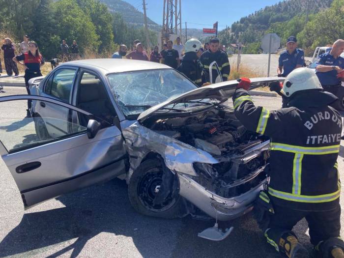 Kavşağa Kontrolsüz Giren Otomobile Başka Bir Otomobil Çarptı: 3 Yaralı