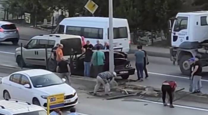 Freni Patlayan Kamyon Otomobile Çarptı: 2 Yaralı