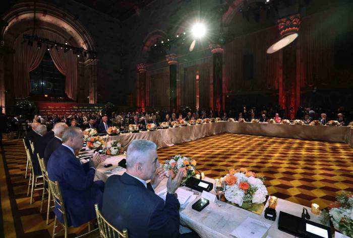 Cumhurbaşkanı Erdoğan: "(Orta Vadeli Program) Ekonomik Büyümeden Taviz Vermeden Maliye Ve Gelir Politikalarının Araçlarını Uygulayarak Enflasyonu Artıran Unsurları Ortadan Kaldırmayı Hedefliyoruz.”