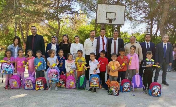Okula Yeni Başlayan Miniklere Okul Çantası Hediye Edildi