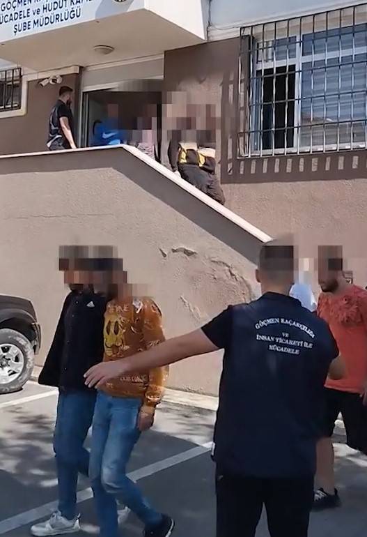 Şüphe Üzerine Durdurulan Araçlardan 22 Düzensiz Göçmen Yakalandı