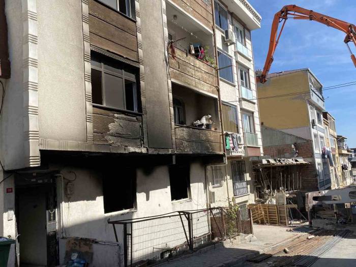 Küçükçekmece’de Yangın: 15 Kişi İtfaiye Tarafından Kurtarıldı