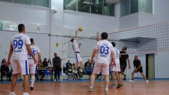 Voleybol Turnuvasında Dostluk Kazandı