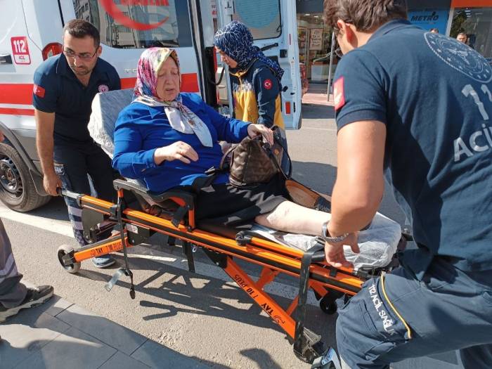 Hafif Ticari Aracın Çarptığı Kadın Yaralandı