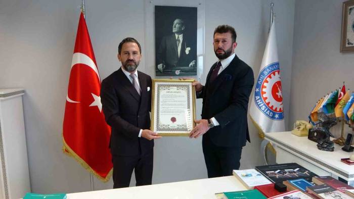 Sultanbeyli’de İşletme Sahibi, Kafede Unutulan Para Dolu Cüzdanı Derneğe İade Etti