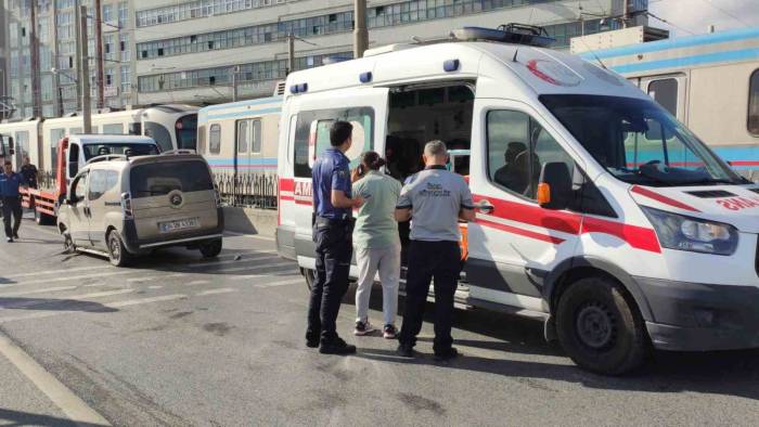 Sultangazi’de Kontrolden Çıkan Araç Tramvay Hattının Demir Korkuluklarını Yıktı