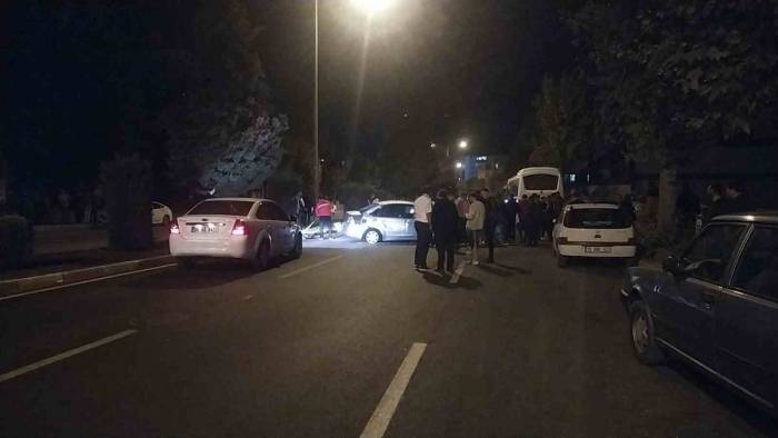 Kontrolden Çıkan Otomobil Park Halindeki Otobüse Çarptı: 1 Yaralı