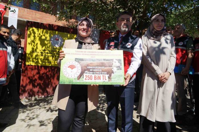 Bakan Yumaklı, Devlet Desteği İle Kendi Büyükbaş Hayvan Tesisini Kuran Genç Girişimciyi Ziyaret Etti