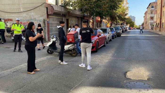 Bozuk Yolda Devrilen Motosikletlinin Hastanelik Olduğu Kaza Kamerada